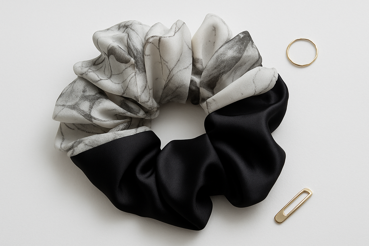 Scrunchie "Luna" – Satin Elegance in Black and Marble